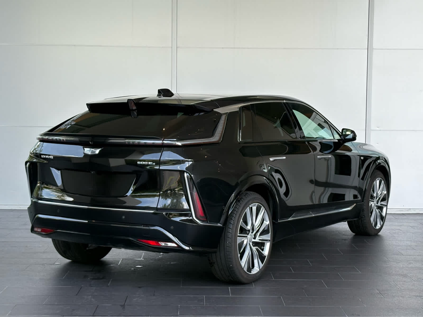 2024 Cadillac Lyriq Luxury photo 2