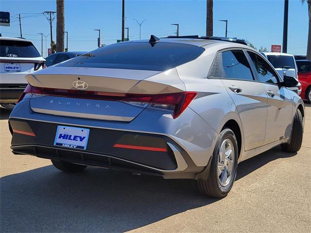 2025 Hyundai Elantra SE photo 4