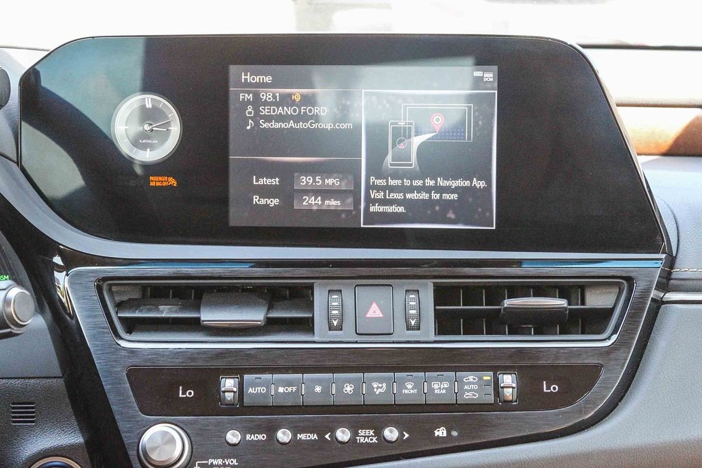 2022 Lexus ES 300h photo 13