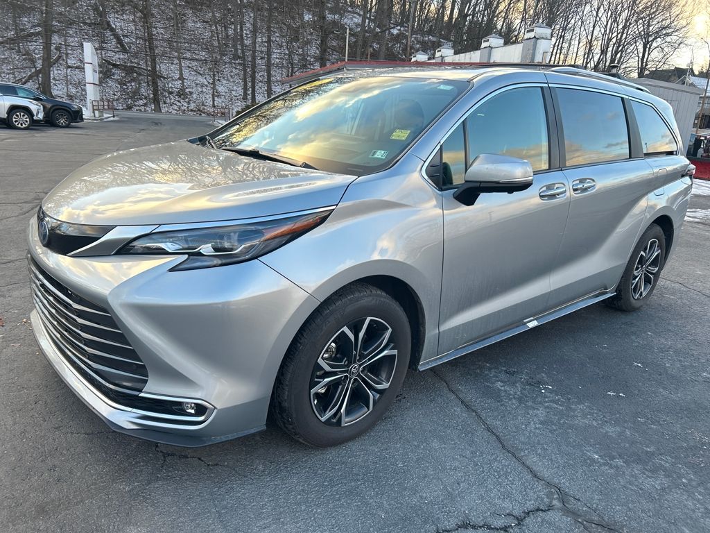 2025 Toyota Sienna Platinum's photo