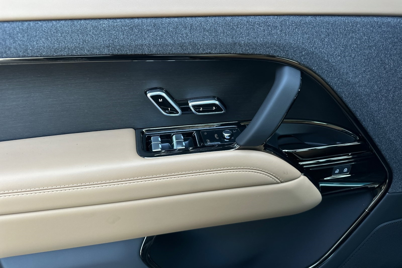 2025 Land Rover Range Rover Sport SE photo 10