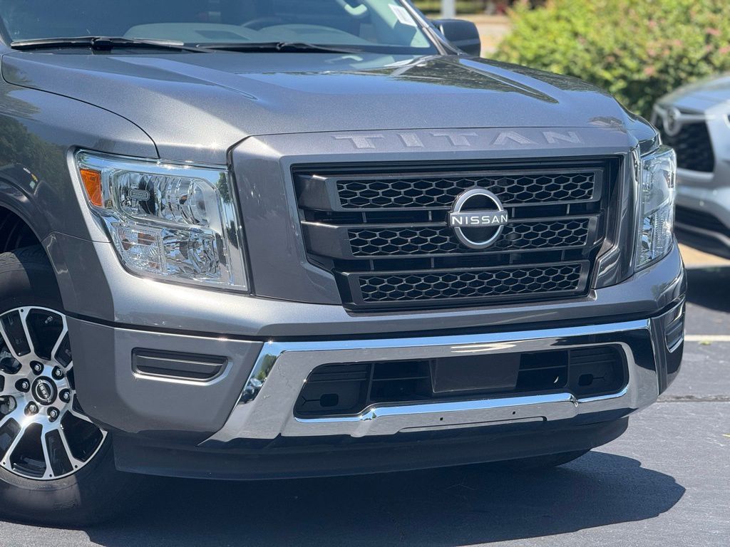 2023 Nissan Titan SV photo 3