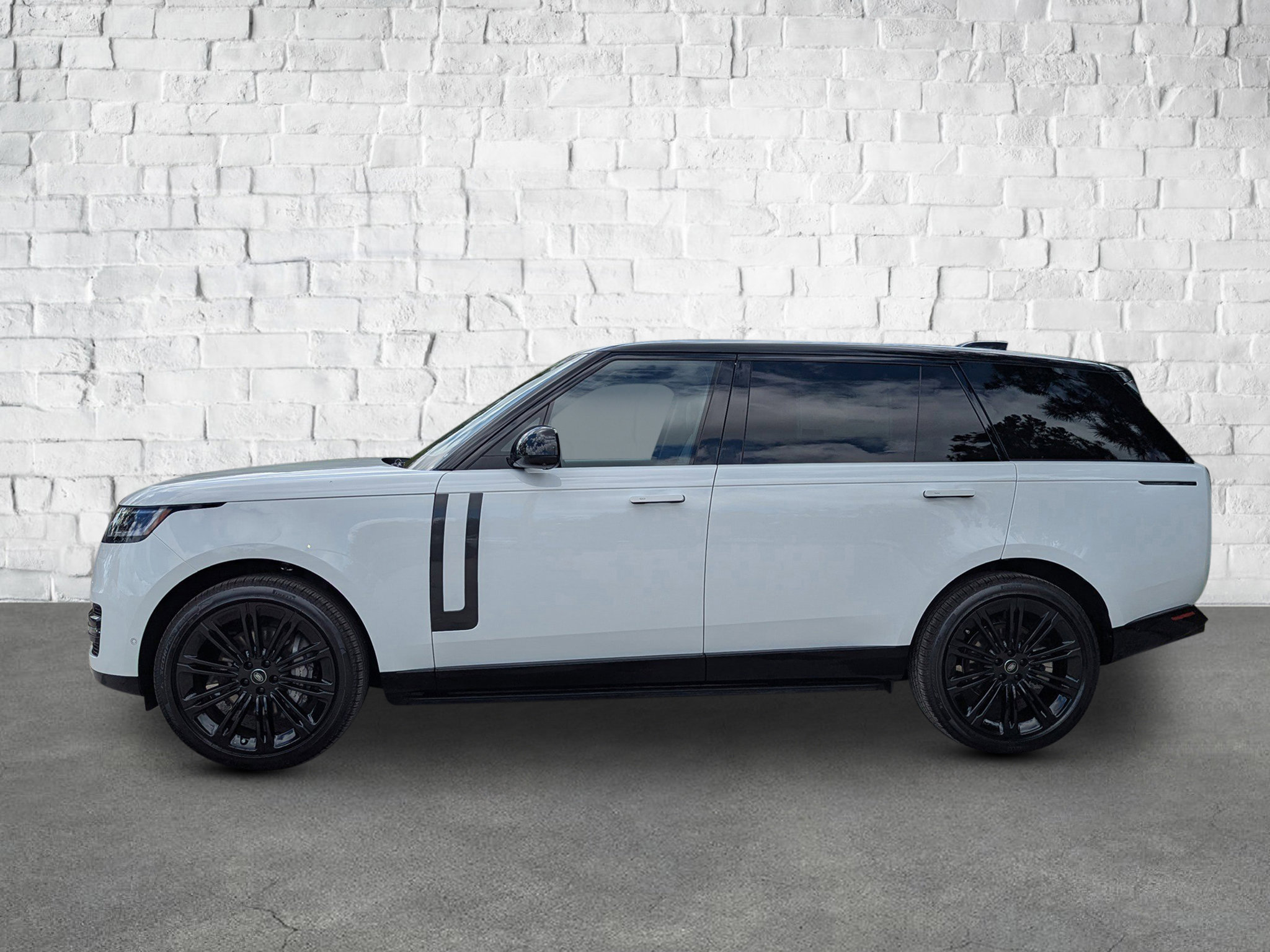 2025 Land Rover Range Rover SE photo 2