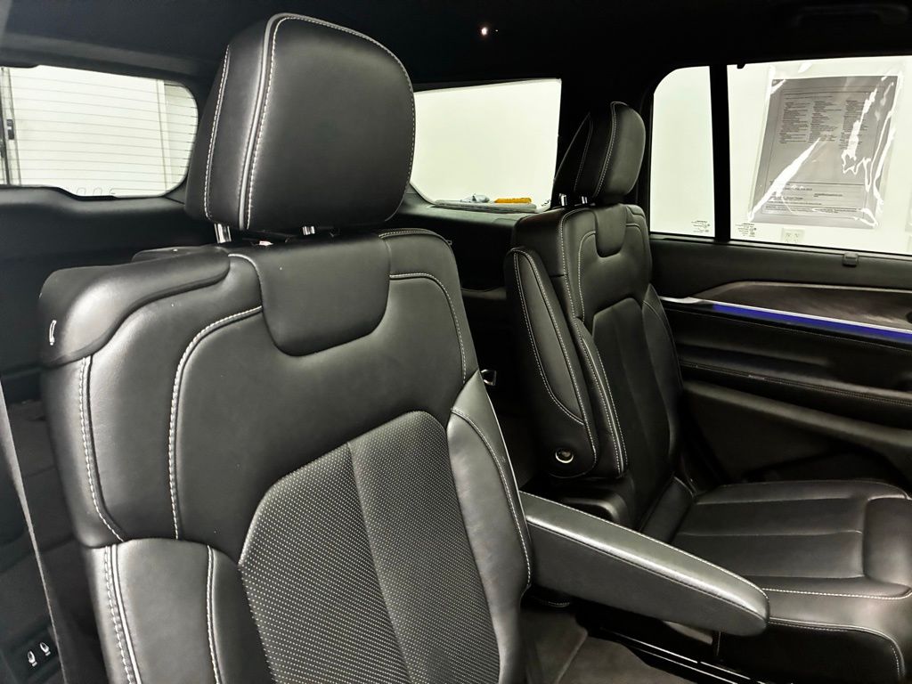 2022 Jeep Grand Cherokee Overland photo 27
