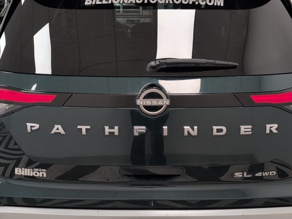 2023 Nissan Pathfinder SL photo 3