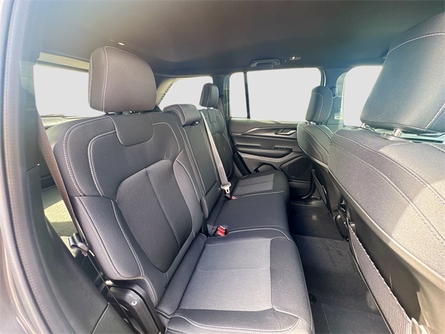 2025 Jeep Grand Cherokee Laredo photo 23