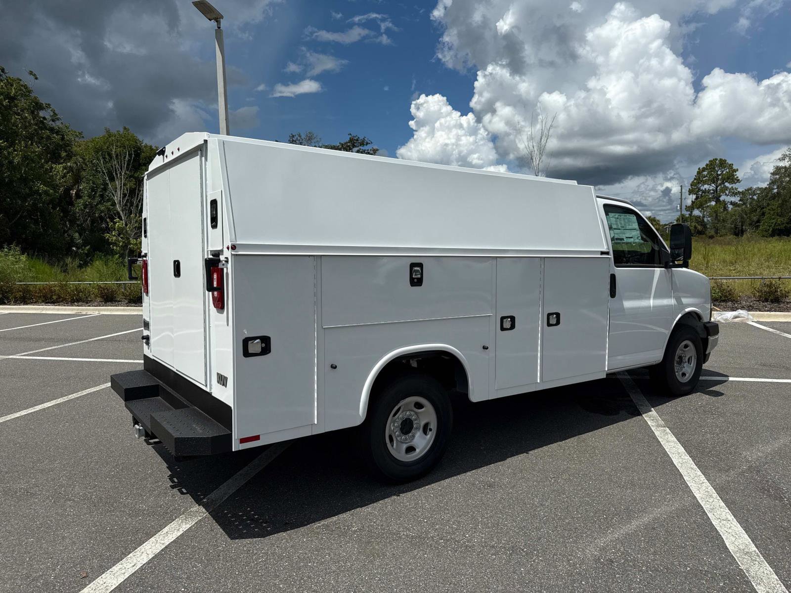 2025 Chevrolet Express Cutaway 3500 photo 4