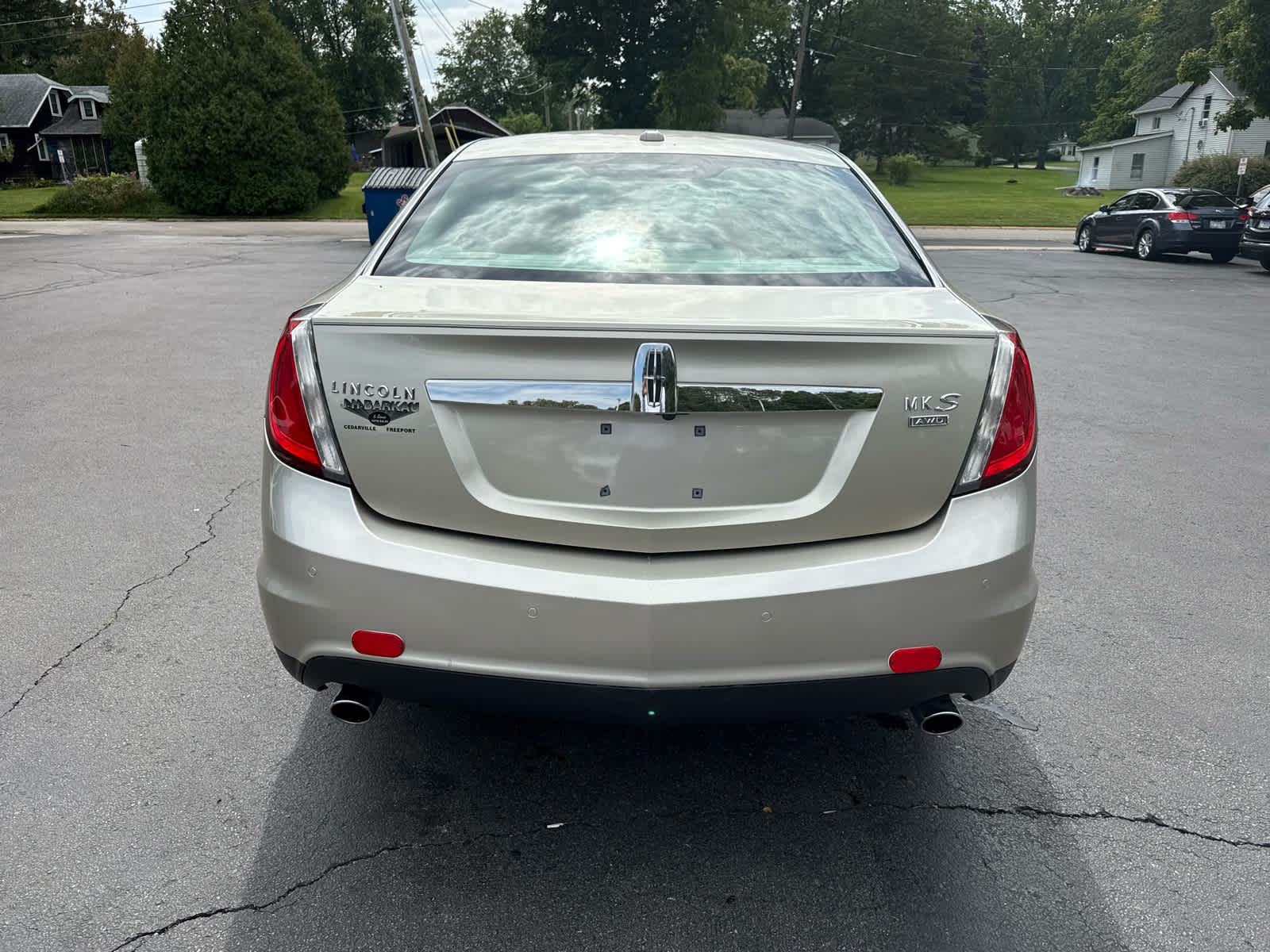 2011 Lincoln MKS photo 3