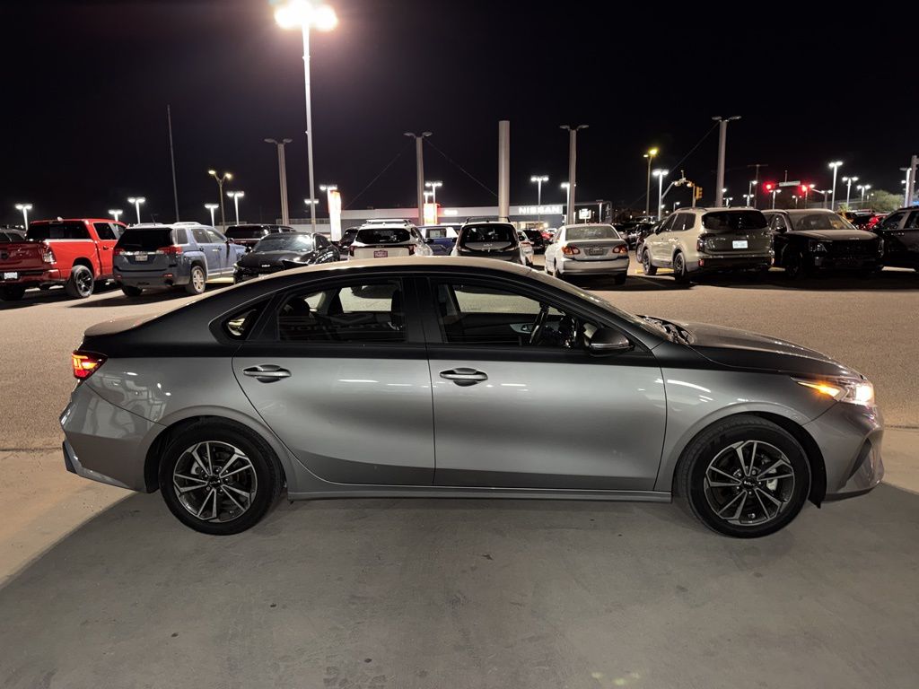 2023 Kia Forte LXS photo 2