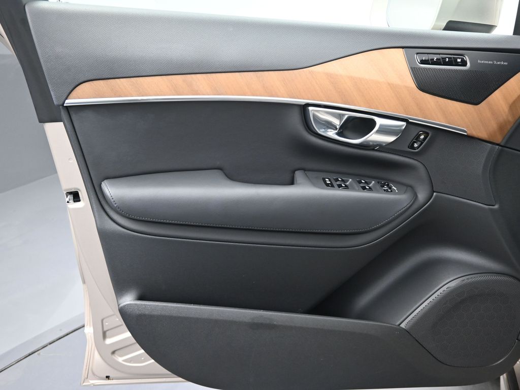2025 Volvo XC90 T8 Plus photo 6
