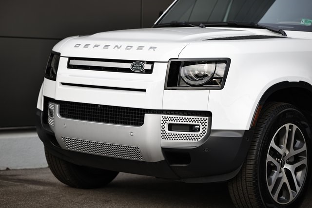 2025 Land Rover Defender 110 S photo 2