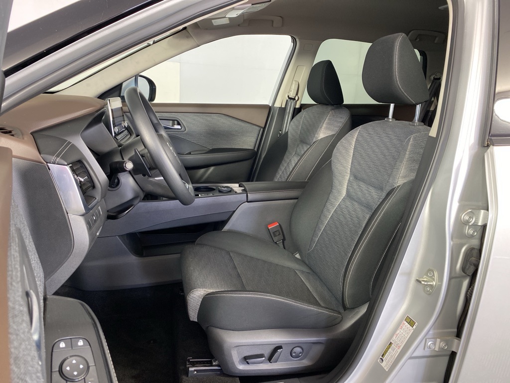 2021 Nissan Rogue SV photo 3