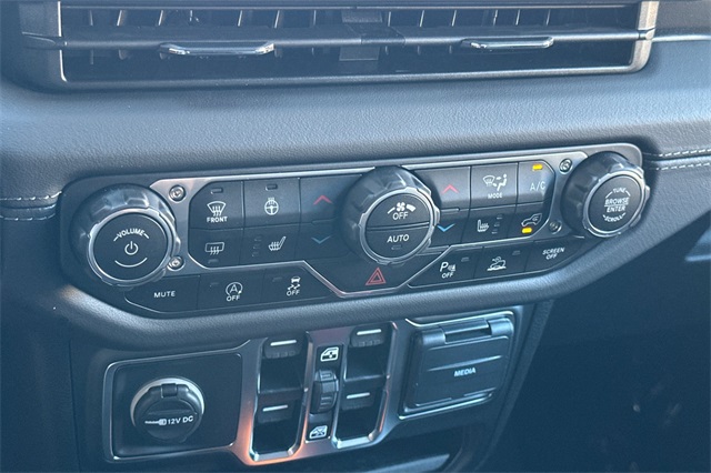2025 Jeep Wrangler Sahara photo 16