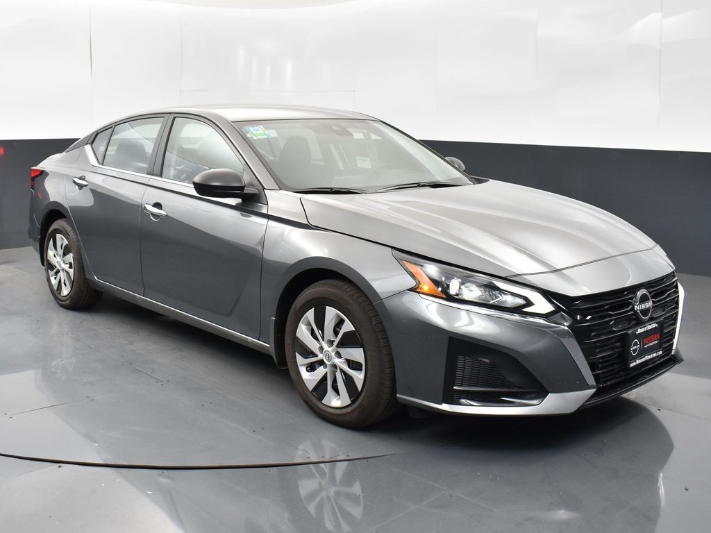 2025 Nissan Altima S's photo