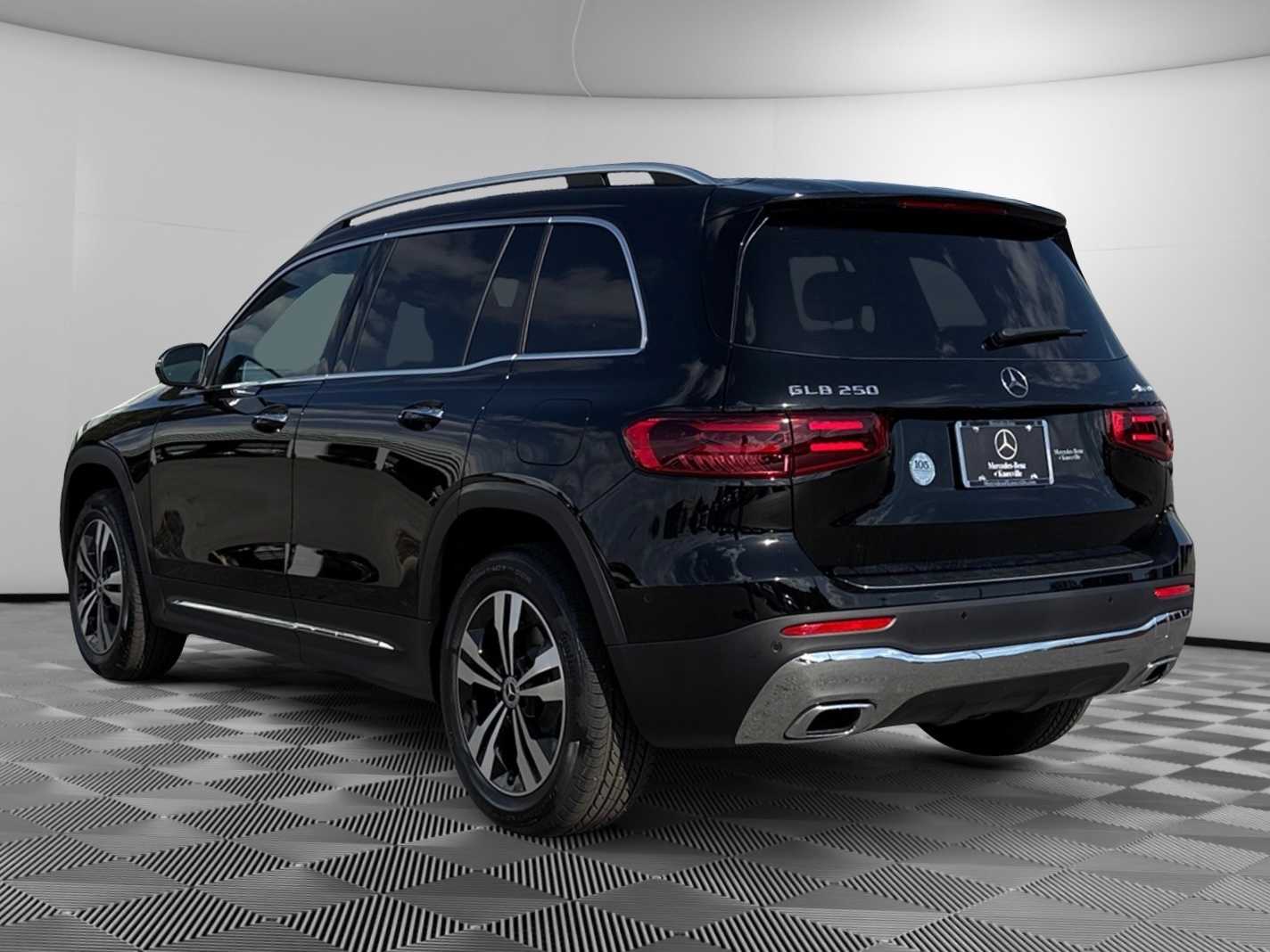 2025 Mercedes Benz GLB 250 4MATIC photo 2