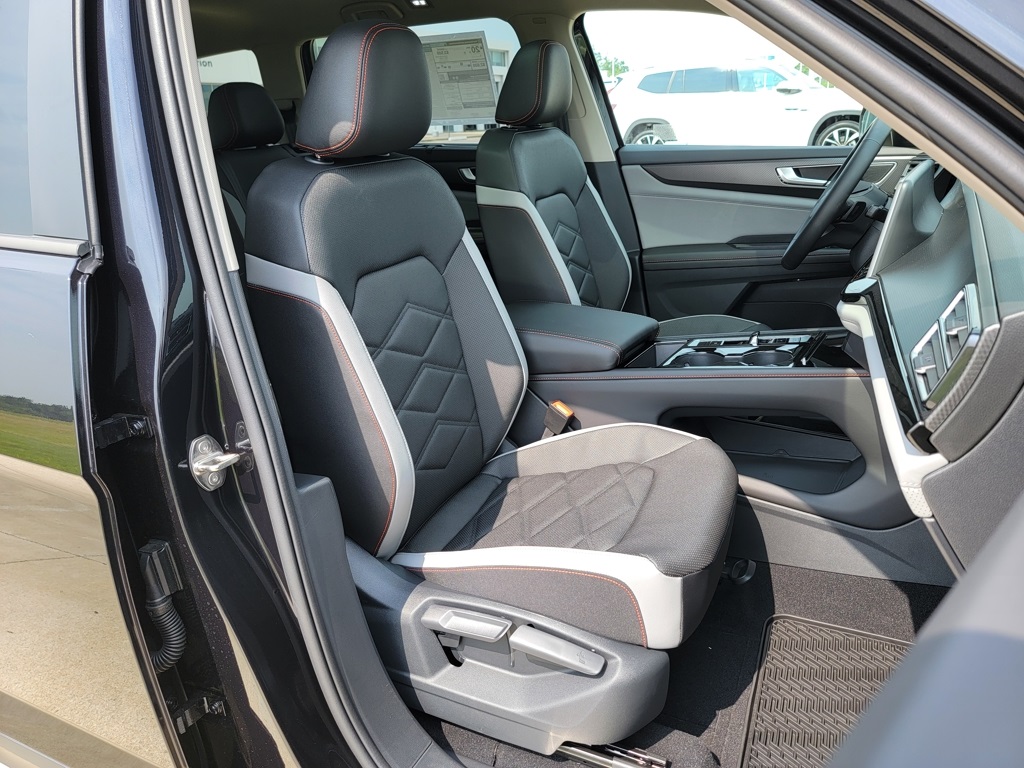 2025 Volkswagen Atlas Peak Edition SE photo 3
