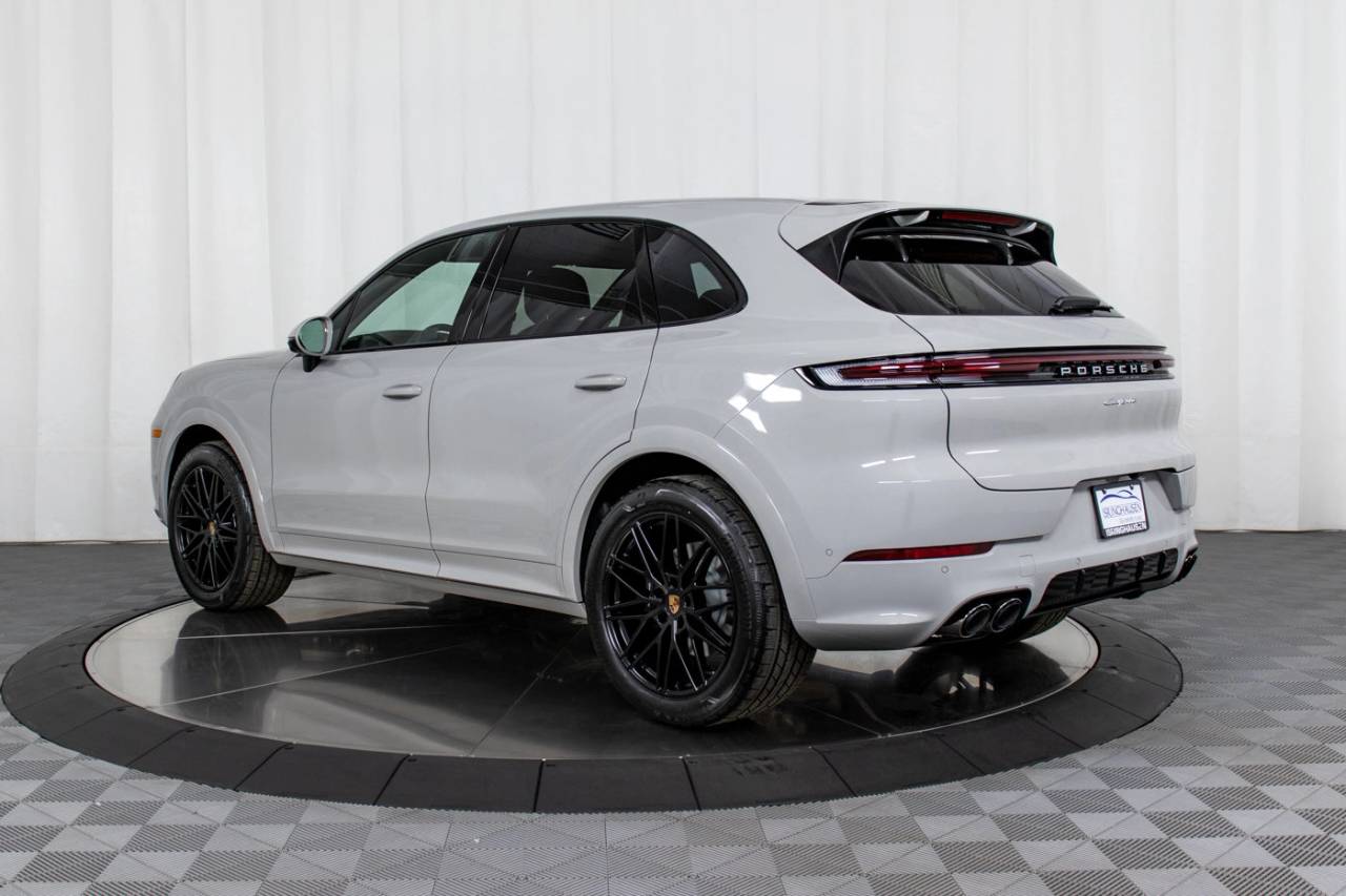 2025 Porsche Cayenne photo 2