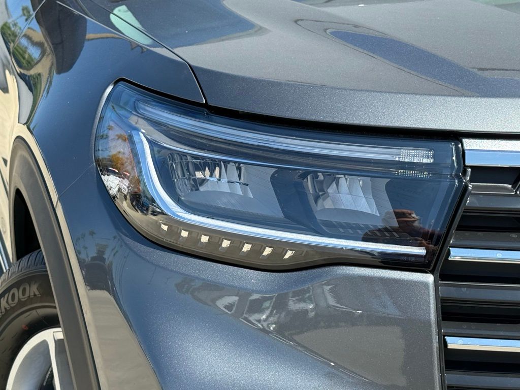 2025 Ford Explorer photo 3