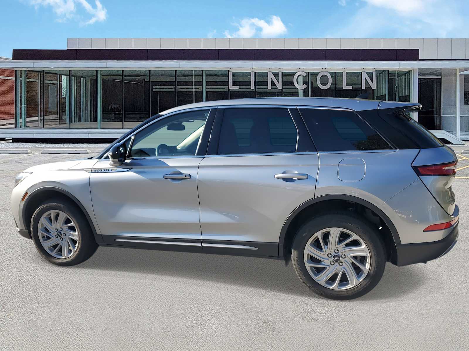 2023 Lincoln Corsair Standard photo 2