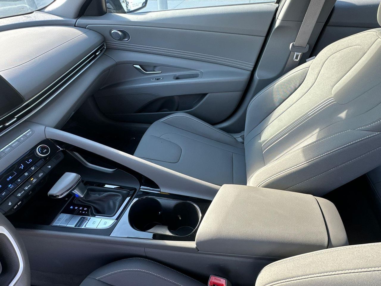 2025 Hyundai Elantra SEL Convenience photo 19