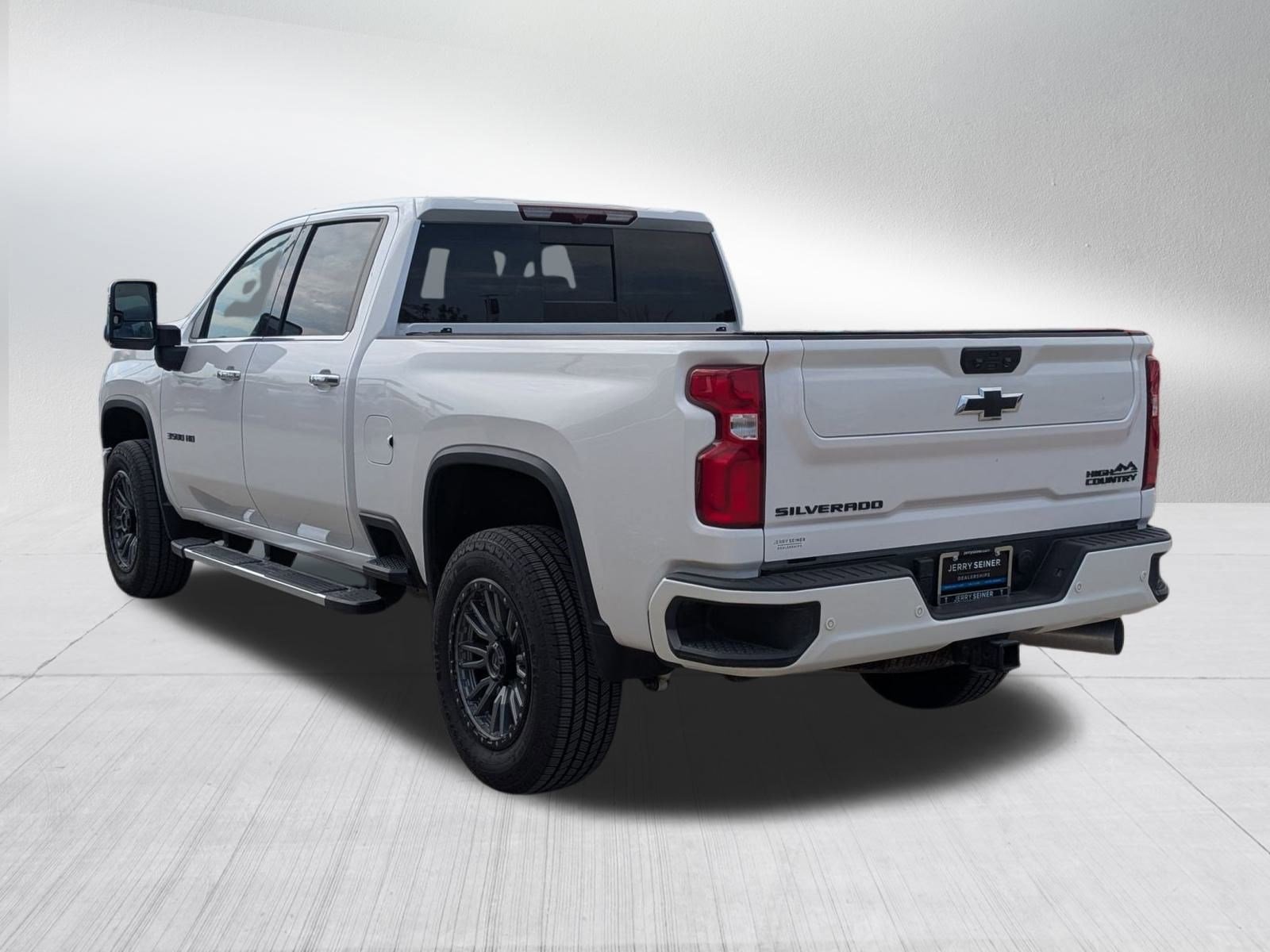 2022 Chevrolet Silverado 3500HD High Country photo 2