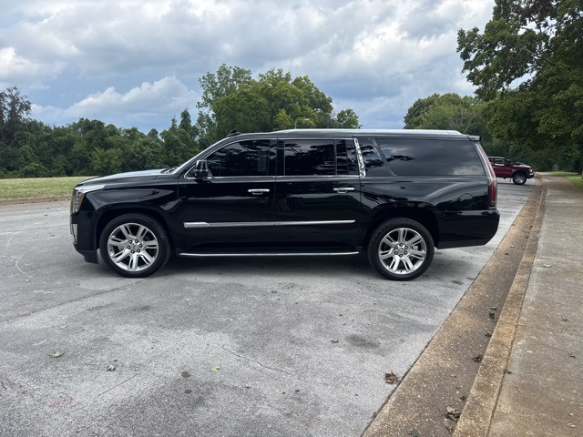 2018 Cadillac Escalade ESV Luxury photo 2
