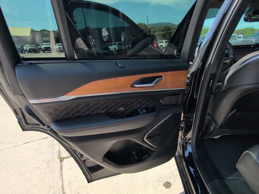 2022 Jeep Grand Cherokee Summit Reserve photo 23