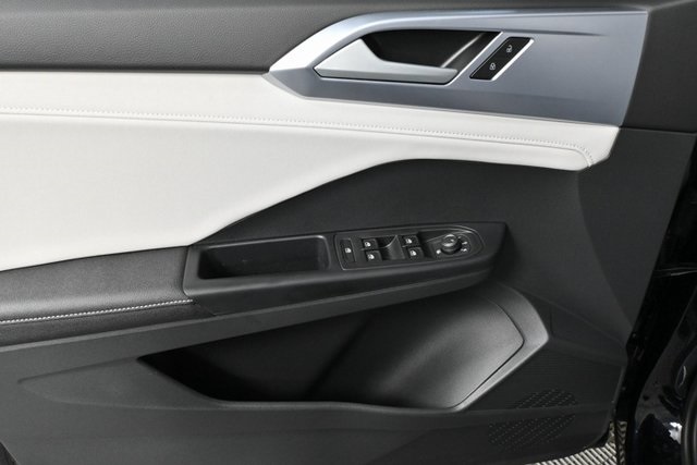 2025 Volkswagen Taos SE photo 4