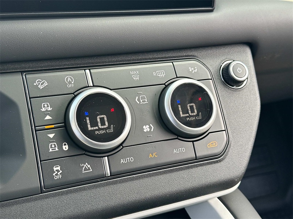 2025 Land Rover Defender 110 S photo 4