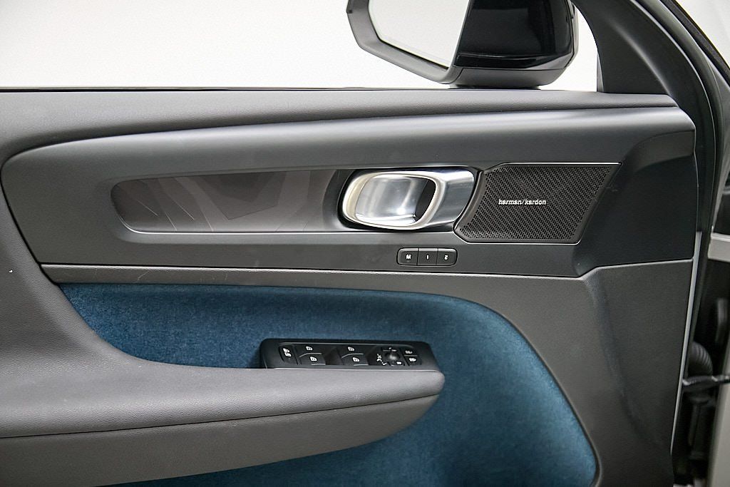 2023 VOLVO XC40 - Image 13