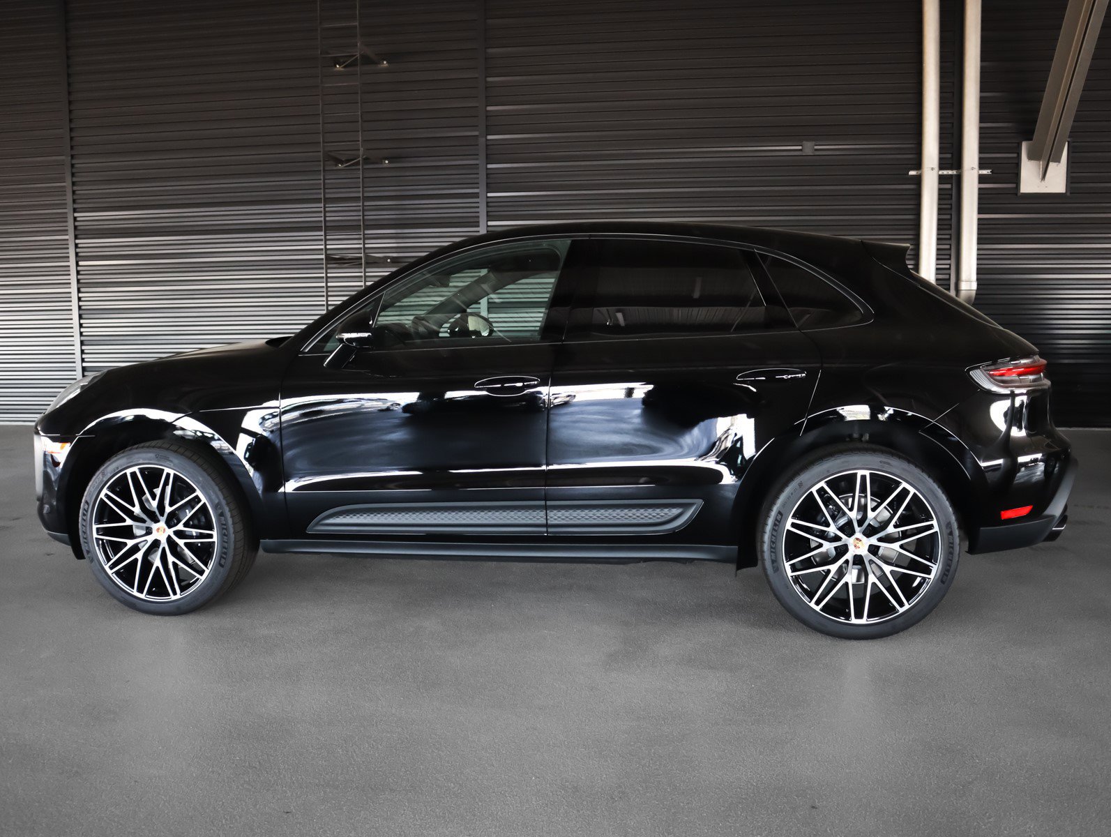 2025 Porsche Macan T photo 2
