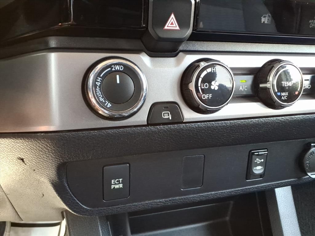 2016 Toyota Tacoma SR5 photo 16