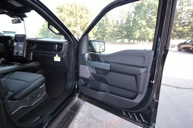 2023 Ford F-150 Lightning Lariat photo 23