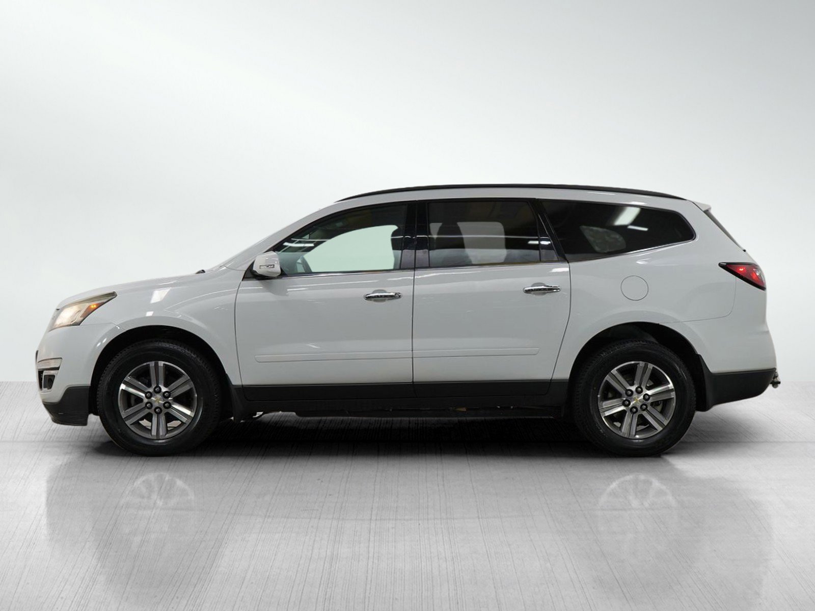 Used 2016 Chevrolet Traverse 1LT with VIN 1GNKVGKD8GJ166135 for sale in South Saint Paul, Minnesota
