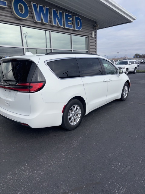 2022 Chrysler Pacifica Touring L photo 3