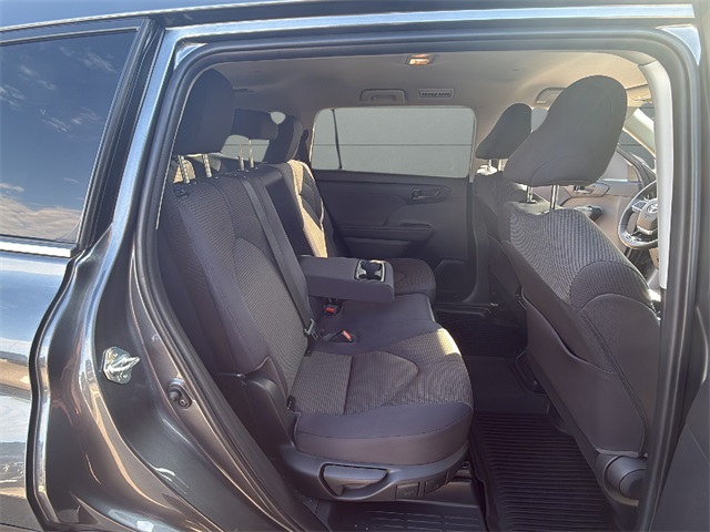 2020 Toyota Highlander LE photo 13
