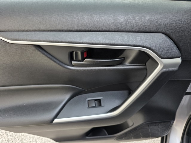 2022 Toyota RAV4 LE photo 10