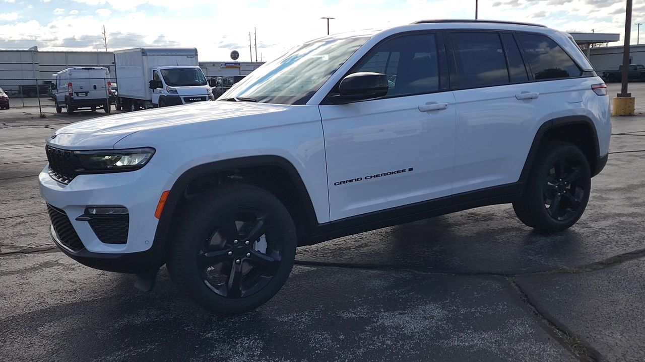 2025 Jeep Grand Cherokee Limited photo 3