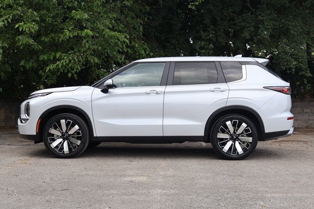 2025 Mitsubishi Outlander SE photo 4