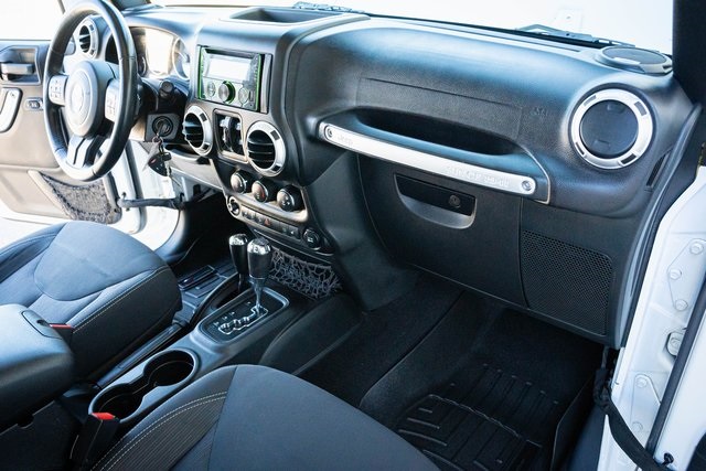 2015 Jeep Wrangler Unlimited Rubicon photo 32