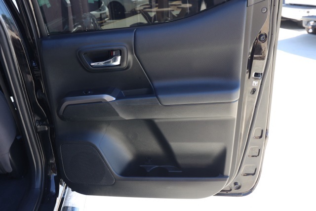 2017 Toyota Tacoma SR5 photo 17
