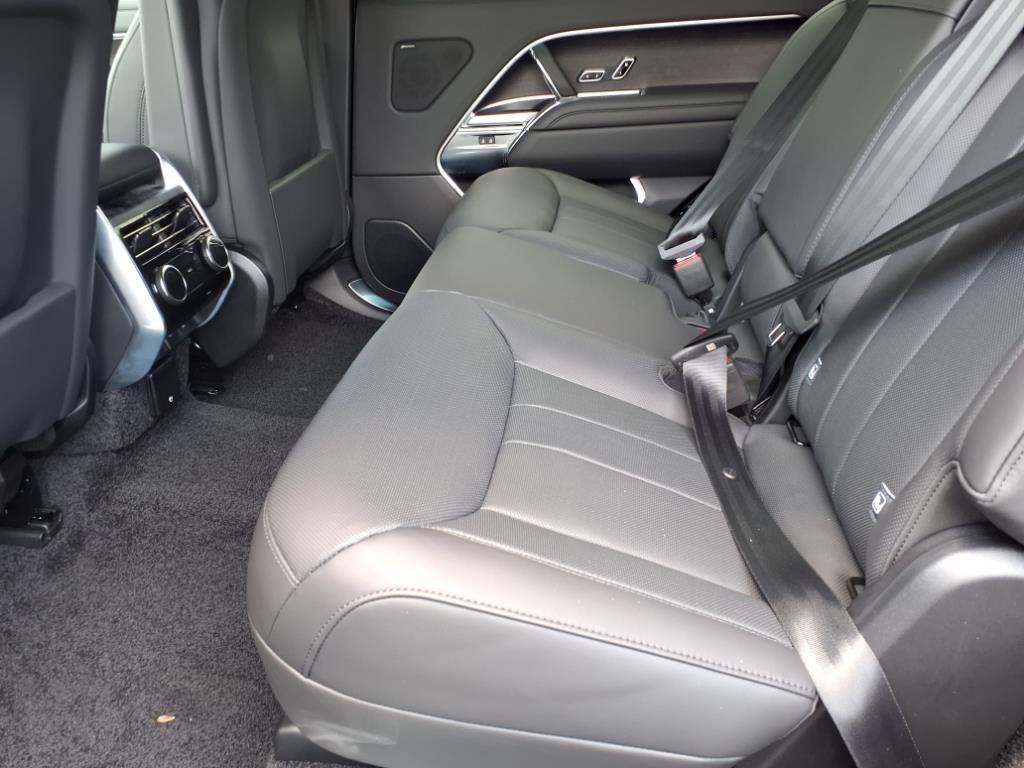 2025 Land Rover Range Rover SE photo 4