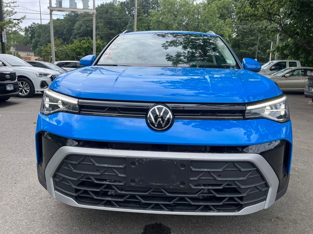 2025 Volkswagen Taos SE photo 3