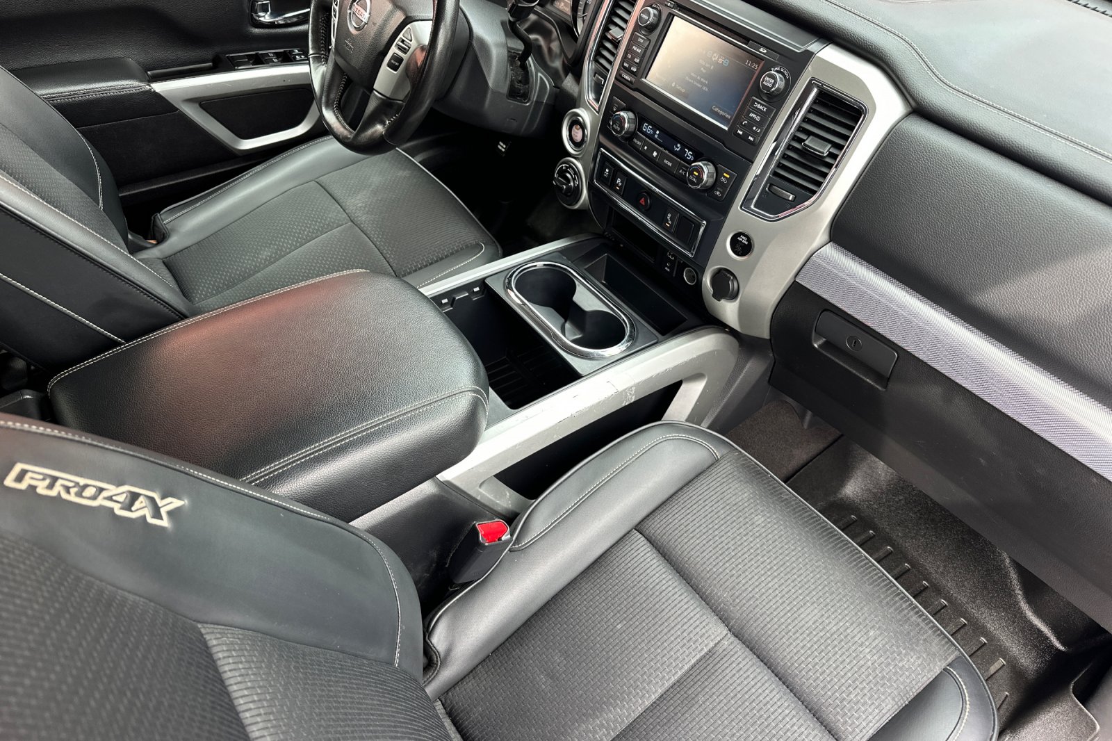 2018 Nissan Titan PRO-4X photo 11