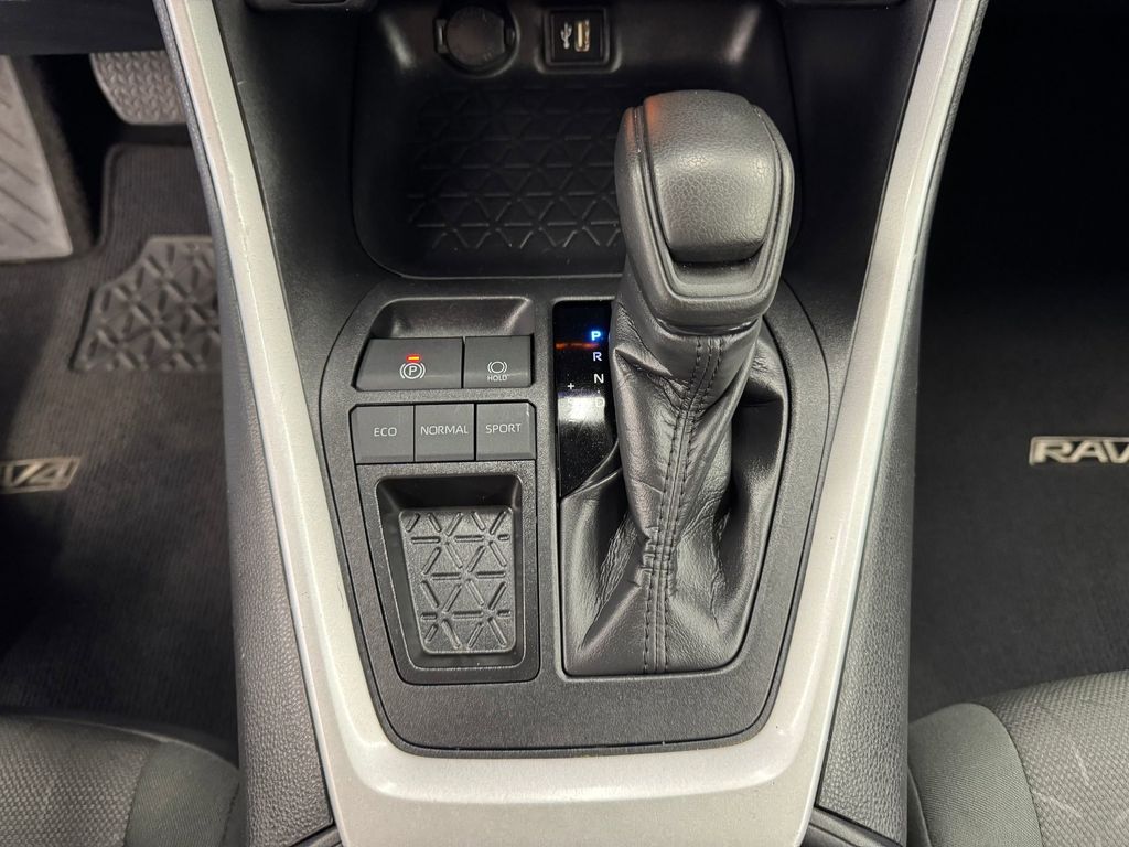 2024 Toyota RAV4 XLE photo 13