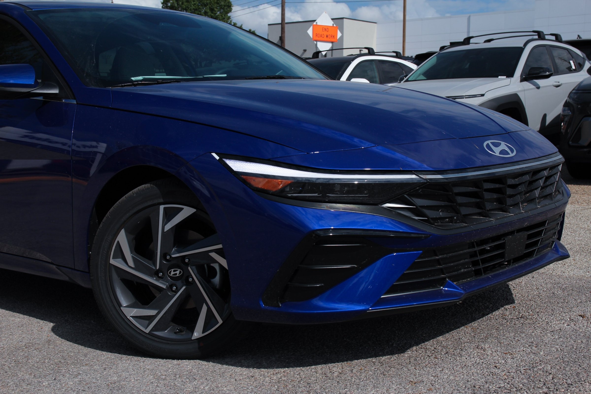 2025 Hyundai Elantra Limited photo 2