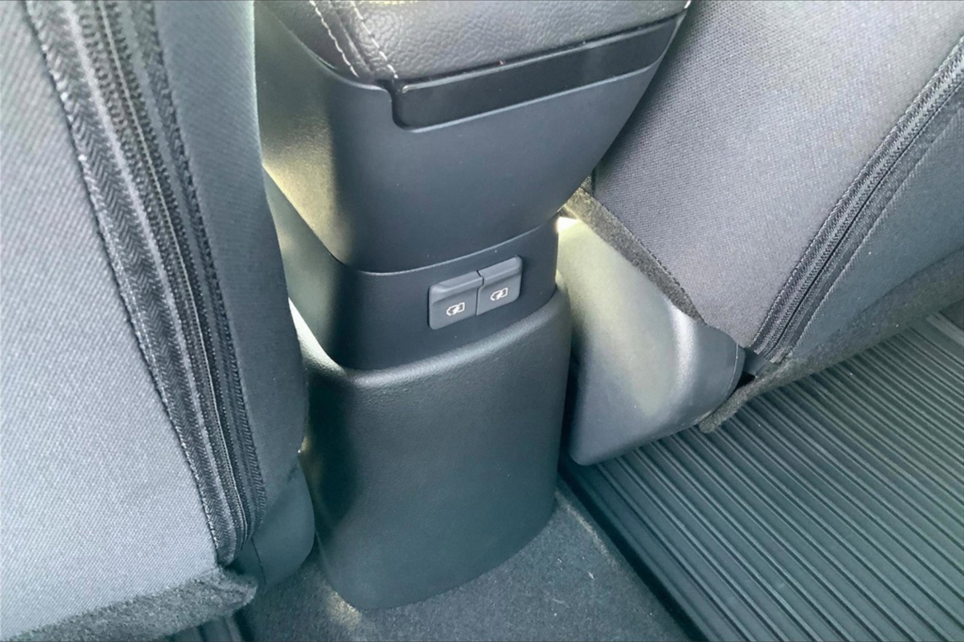 2025 Nissan Kicks Play S photo 11