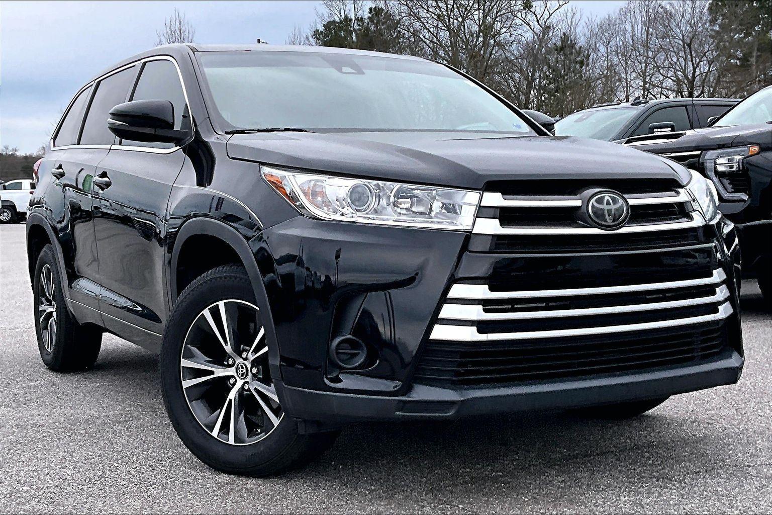 2018 Toyota Highlander LE's photo
