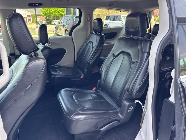 2022 Chrysler Pacifica Touring L photo 12