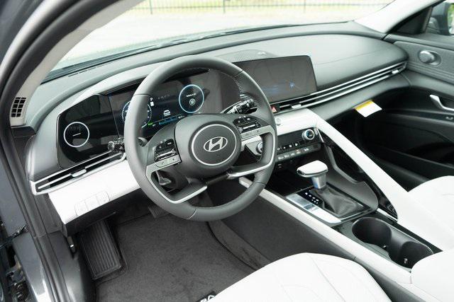 2025 Hyundai Elantra Hybrid Limited photo 3